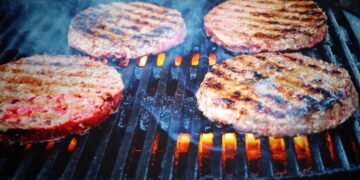 Carne de hamburguer ultraprocessada pode conter residuos de agrotoxicos