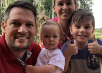 Homem, esposa e o casal de filhos, um menino de cinco anos e uma bebê de 6 meses.