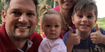 Homem, esposa e o casal de filhos, um menino de cinco anos e uma bebê de 6 meses.