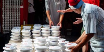 O trabalho social da produção de marmitas aos afetados no RS