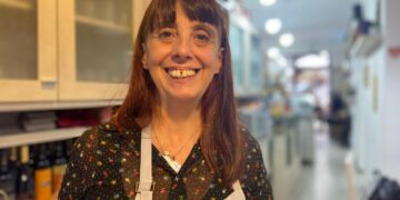 Numa praça portuguesa, uma cozinheira-artista